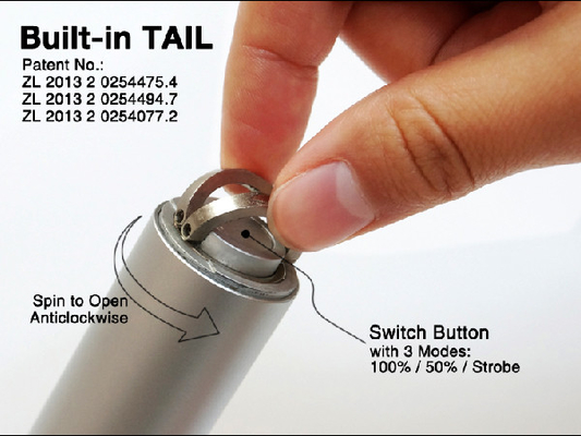 Bermerek Customizable LED Keychain Senter 140 Lumen Dengan Baterai 3AAA